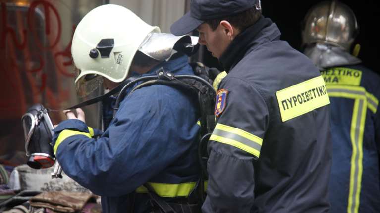 Η πυροσβεστική απεγκλώβισε ηλικιωμένο από φλεγόμενο σπίτι στη Θεσσαλονίκη