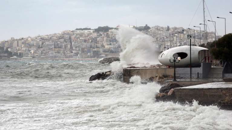 Απαγόρευση απόπλου για τις Κυκλάδες από Πειραιά και Ραφήνα