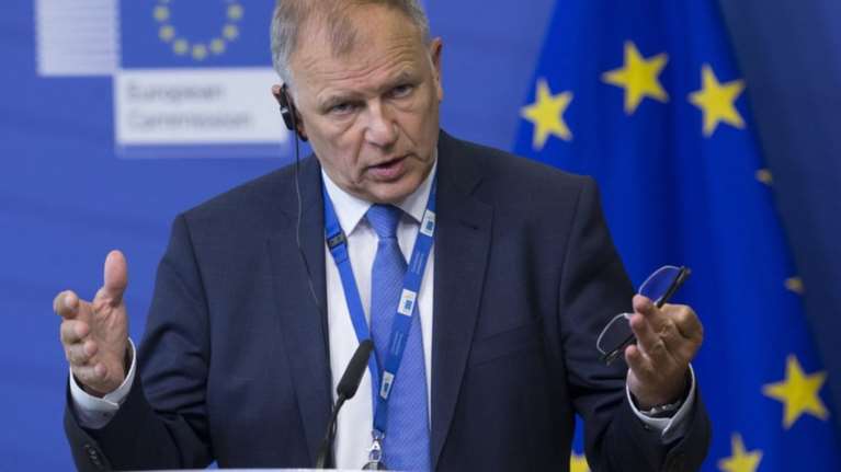 Ευρωπαίος Επίτροπος Υγείας κατά Πολάκη για το τσιγάρο: Είναι ντροπή