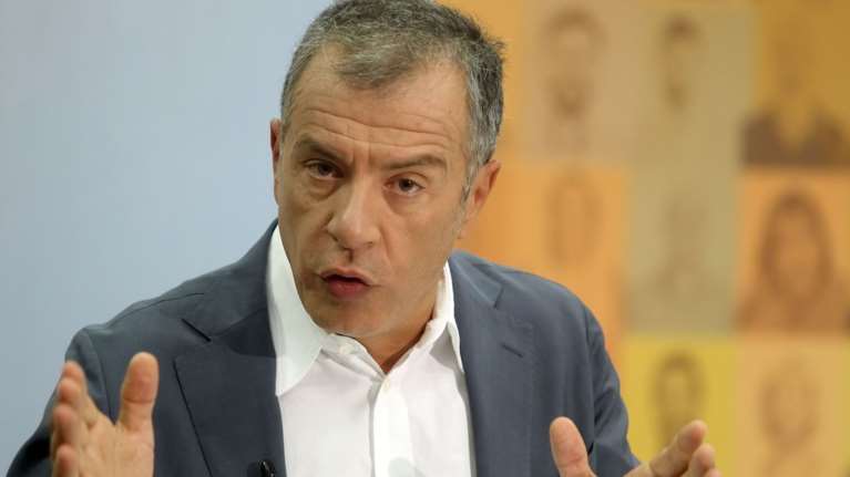 Θεοδωράκης: Διπλή ανηθικότητα η λευκή επιταγή των 6 βουλευτών