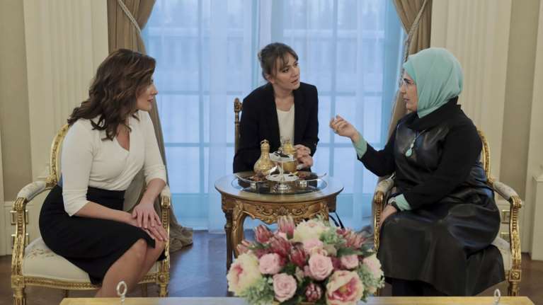 Η Μπέτυ Μπαζιάνα για τσάι με την Εμινέ Ερντογάν