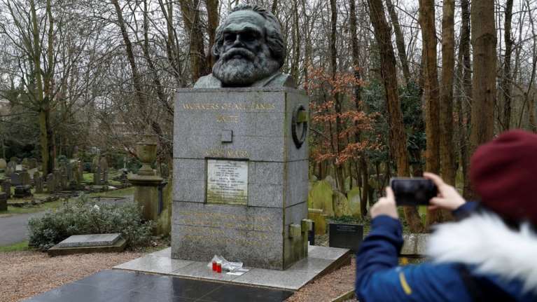 Άγνωστοι βεβήλωσαν τον τάφο του Καρλ Μαρξ στο Λονδίνο