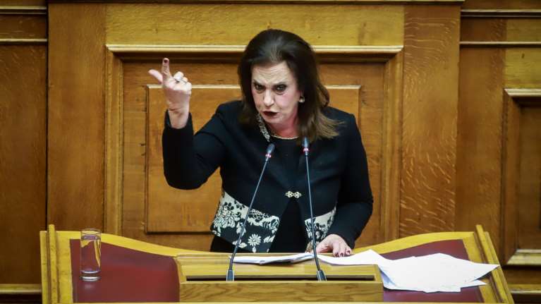 Εκτός εαυτού η Μεγαλοοικονόμου στη Βουλή- Βολές σε Λεβέντη