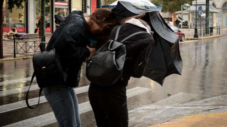 Βροχές και καταιγίδες σε όλη τη χώρα - Χιονοπτώσεις στα ορεινά