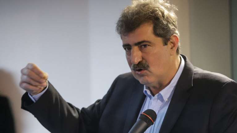 Επιθετική απάντηση Πολάκη στον Επίτροπο για το τσιγάρο