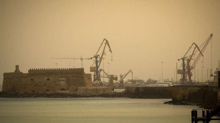 Η αφρικανική σκόνη «έπνιξε» την Κρήτη [Εικόνες]