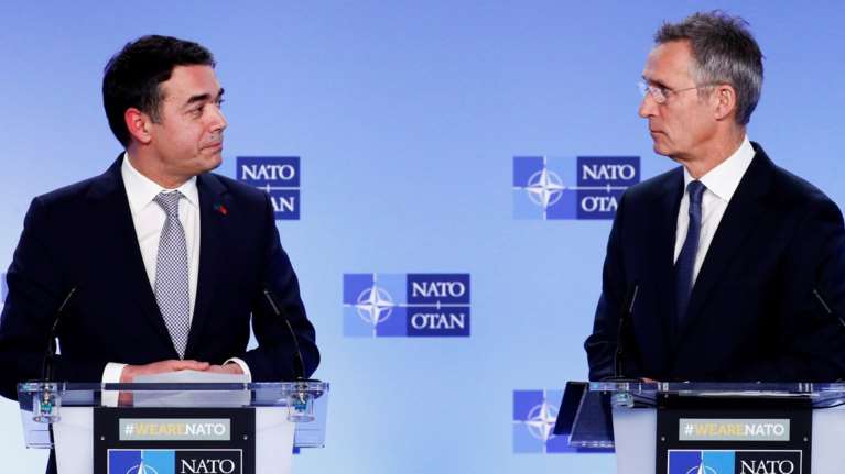 Έπεσαν οι υπογραφές για την ένταξη της πΓΔΜ στο ΝΑΤΟ