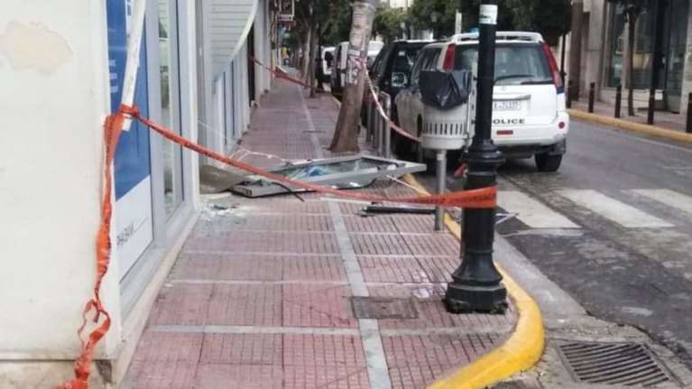 Διάρρηξη σε τράπεζα στα Μέγαρα-Φόρτωσαν το ATM σε ΙΧ