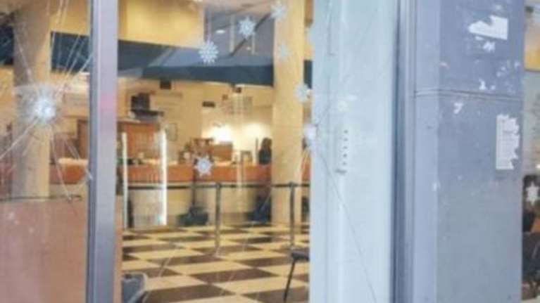 Επίθεση με πέτρες στα γραφεία των ΕΛΤΑ στην Πάτρα