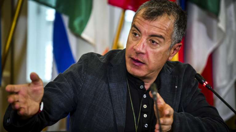 Θεοδωράκης: «Ο κ. Τσίπρας κυβερνάει με έξι πληρεξούσια, είναι γελοίο»