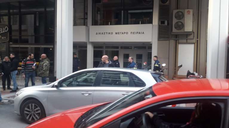 Έντεκα φάκελοι με ύποπτη σκόνη εντοπίστηκαν στα δικαστήρια Πειραιά