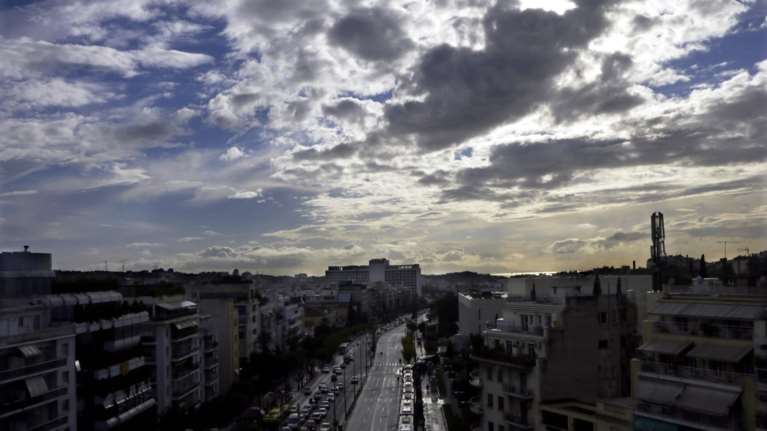 Συννεφιά με τοπικές βροχές και τον υδράργυρο στους 10 βαθμούς