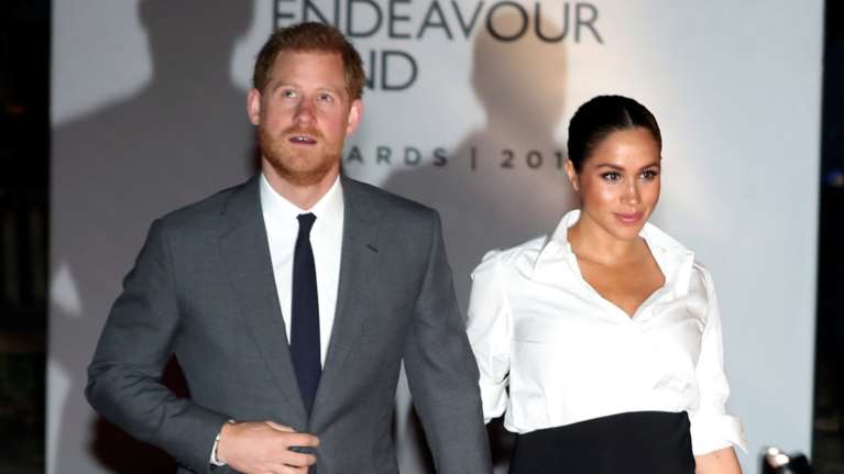 Μέγκαν Μαρκλ: Με ψηλόμεση φούστα με μεγάλο σκίσιμο σε βραδιά βραβείων