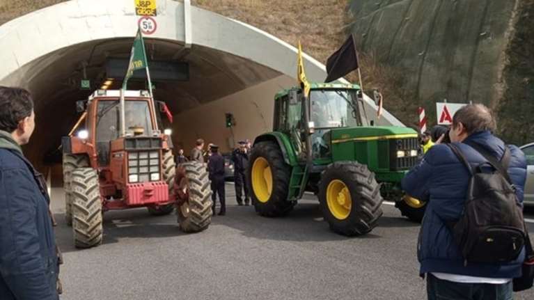 Στα Τέμπη οι αγρότες - Έκλεισαν και τα δύο ρεύματα της εθνικής