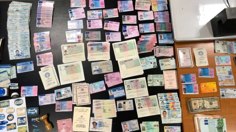 Μπίζνα με κέρδη εκατοντάδες χιλιάδες € από εμπορία ταξιδιωτικών εγγράφων