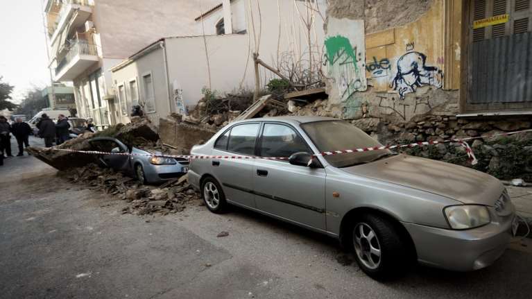 Έπεσε σπίτι στο κέντρο της Αθήνας - Καταπλακώθηκαν ΙΧ