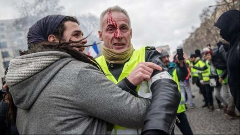 Νέες συγκρούσεις στο Παρίσι μπροστά στο Κοινοβούλιο