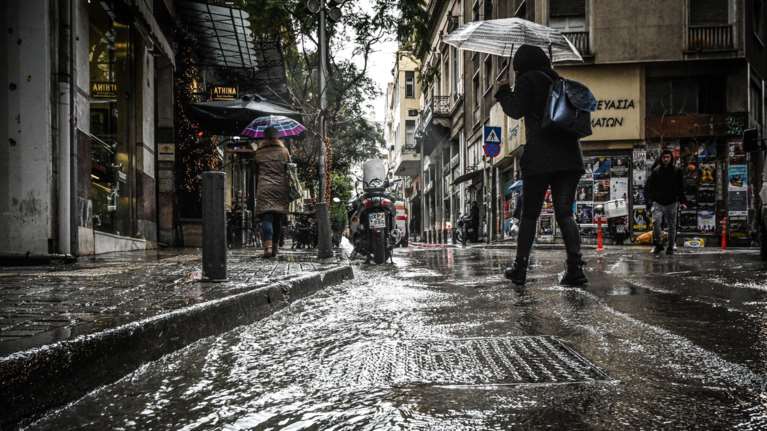 Καιρός: Βροχές, καταιγίδες και μικρή άνοδος της θερμοκρασίας