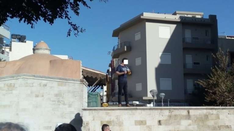 Απειλεί να αυτοπυρποληθεί σε πλατεία στο Ηράκλειο Κρήτης (φωτό &amp; βίντεο)