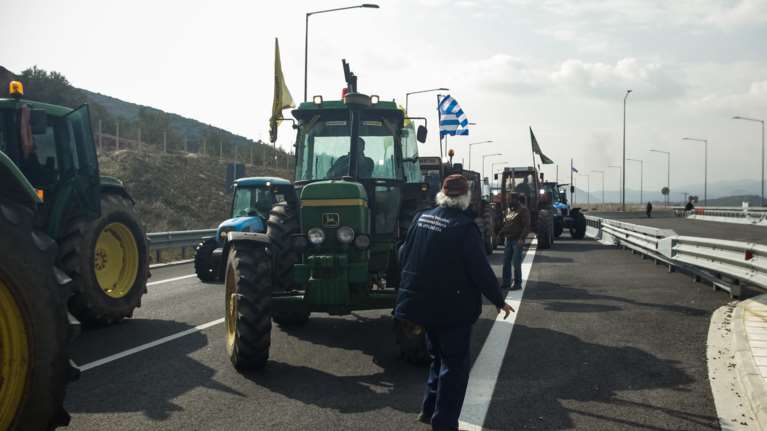 Παραμένουν τα αγροτικά μπλόκα στη Μακεδονία - «κληρώνει» για τη Νίκαια