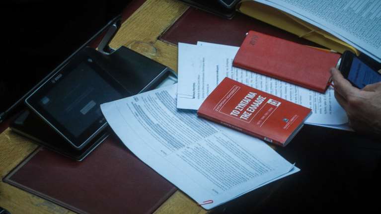 Live η συζήτηση για την αναθεώρηση του Συντάγματος στη Βουλή