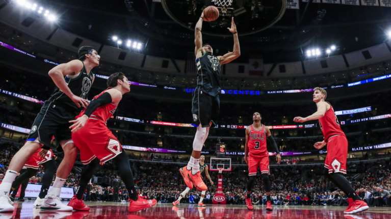 Ούτε οι &quot;ταύροι&quot; του Σικάγο σταμάτησαν τον Γιάννη! (βίντεο)