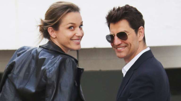 Σάκης Ρουβάς- Κάτια Ζυγούλη: Στολίζουν με τα παιδιά τους το χριστουγεννιάτικο δέντρο τους #video