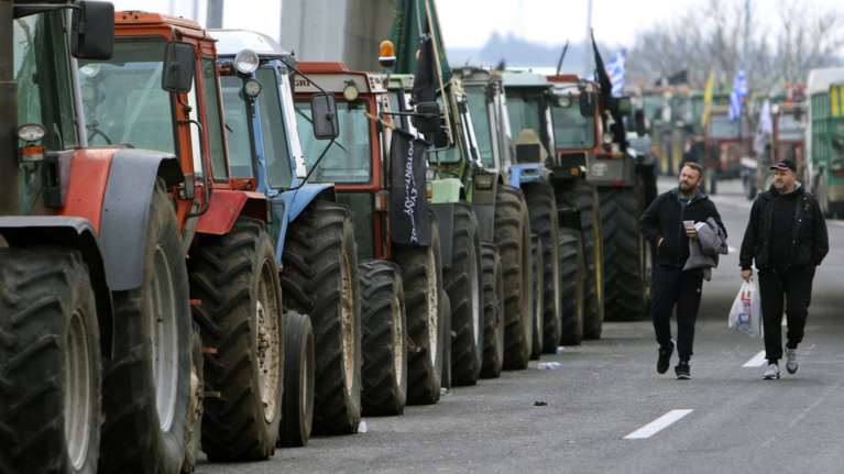 Συμβολικοί αποκλεισμοί από τους αγρότες στη Βόρεια Ελλάδα