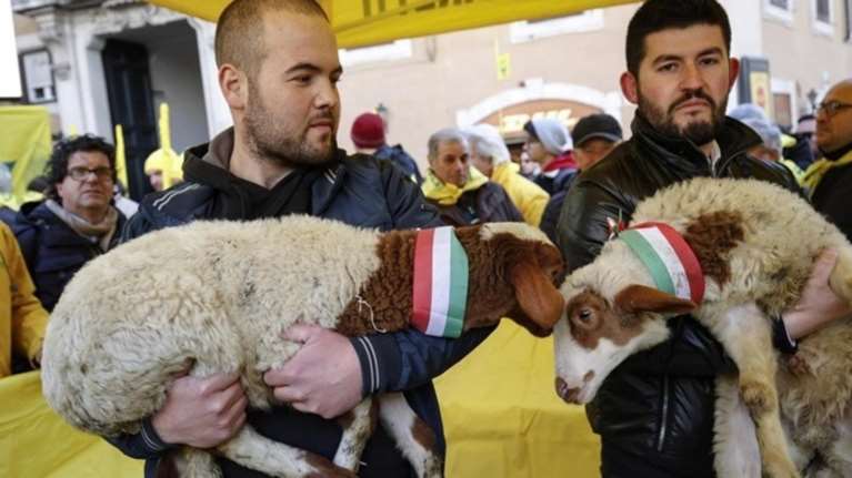 Κλειστά καταστήματα και πορείες συμπαράστασης στους ιταλούς γεωργούς