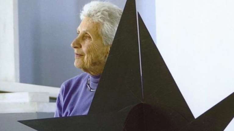 H πρωτοπόρος Άλεξ Μυλωνά μέσα από την αναδρομική της έκθεση