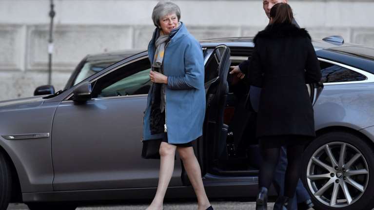 Βloomberg: Γιατί η Μέι... παίζει στις καθυστερήσεις