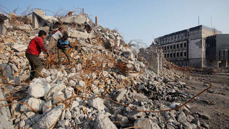 Οι μικροί, άστεγοι ρακοσυλλέκτες της Μοσούλης