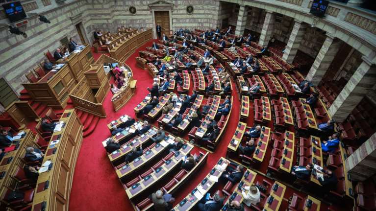 Αναθεώρηση: Ο ΣΥΡΙΖΑ ψήφισε μόνος του ότι δεσμεύει και την επόμενη Βουλή