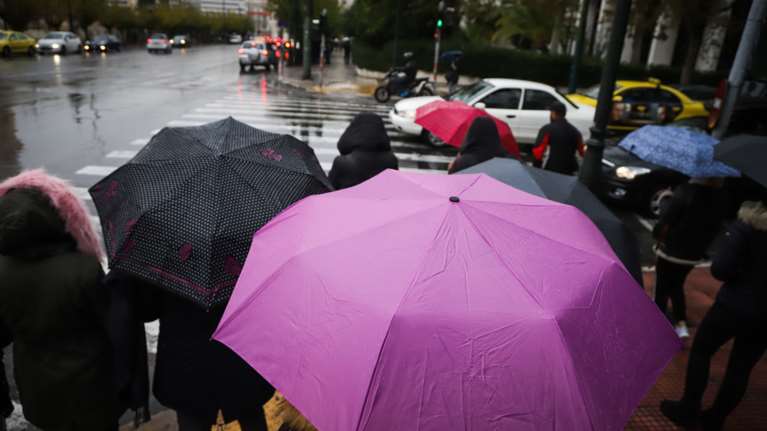 Χιονόνερο, βροχές και θυελλώδεις άνεμοι ανήμερα των ερωτευμένων