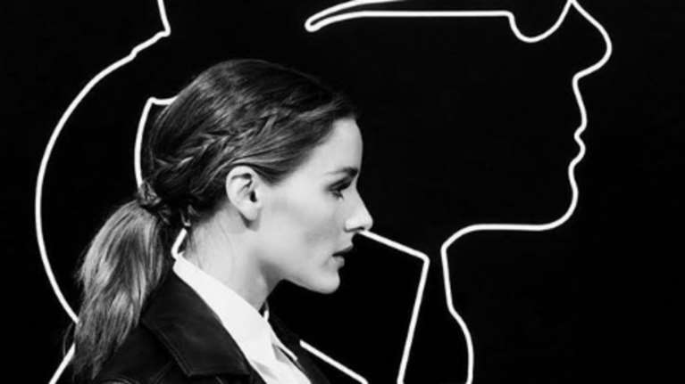 Είναι επίσημο: η νέα μούσα του Λάνγκερφελντ είναι η Ολίβια Παλέρμο