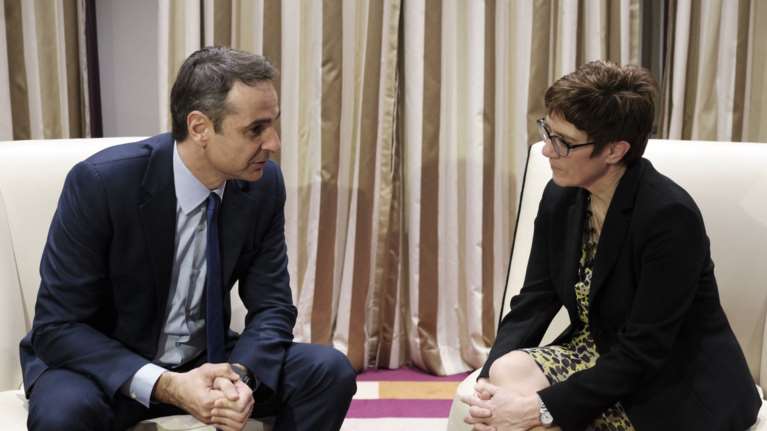 Συνάντηση Μητσοτάκη με τη διάδοχο της Μέρκελ στο Μόναχο