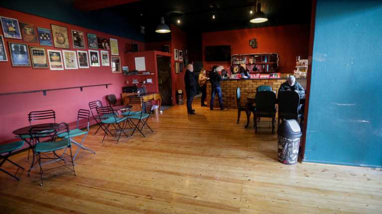 Ζημιές από τη διάρρηξη στο θέατρο Κάτω από τη Γέφυρα (φωτό &amp; βίντεο)