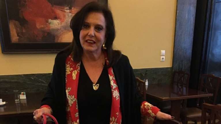 Η Μεγαλοοικονόμου κέρασε... κουραμπιέδες στη Βουλή (φωτό)