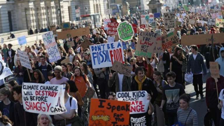 Βρετανία: Χιλιάδες μαθητές διαδήλωσαν για το κλίμα