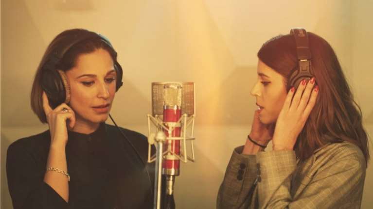 Η Κατερίνα Παπουτσάκη τραγουδάει με την...κόρη της