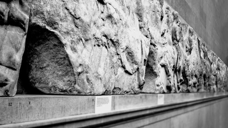 Αρθρογράφος Guardian: Θέλετε όλοι τα Μάρμαρα; Κόψτε τα στη μέση