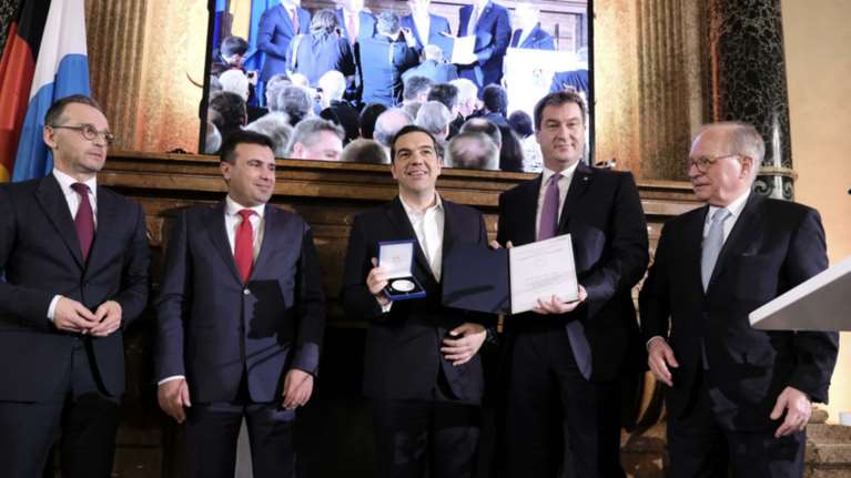 Η βράβευση Τσίπρα- Ζάεφ με το βραβείο «Ewald von Kleist»