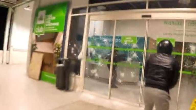 Καταδρομική επίθεση του Ρουβίκωνα σε πολυκατάστημα στην Κηφισίας