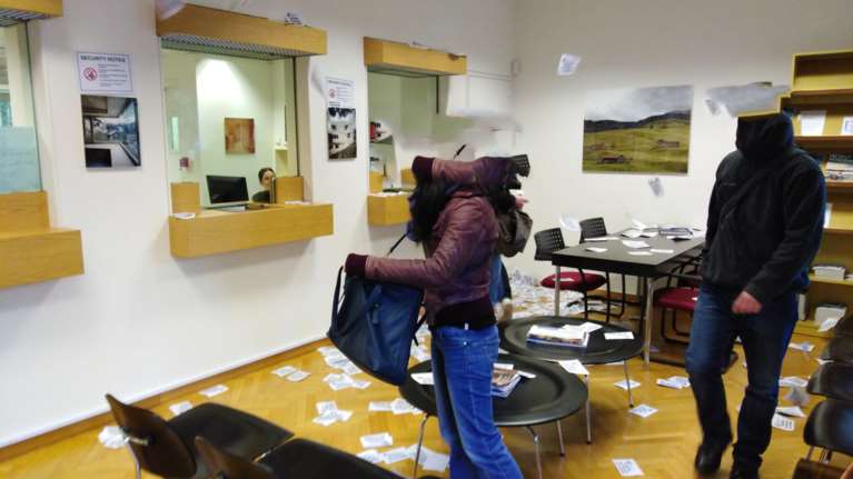 Έφοδος του Ρουβίκωνα στην ελβετική πρεσβεία στο Κολωνάκι, 10 προσαγωγές