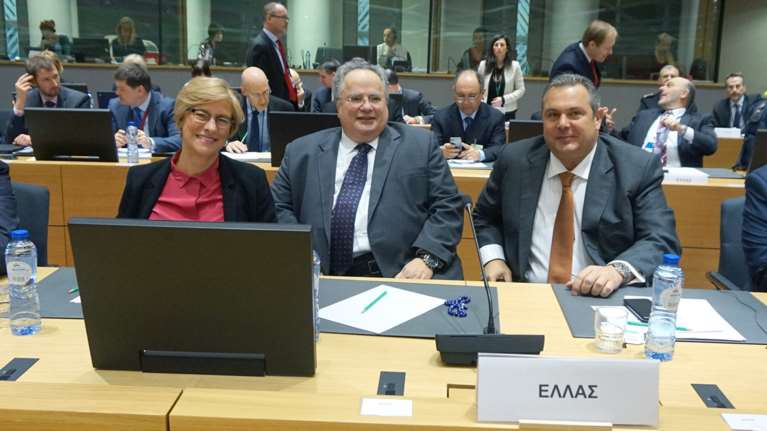 Σίριαλ χωρίς τέλος η κόντρα Κοτζιά - Καμμένου: Μηνύσεις, αντεγκλήσεις &amp; sms