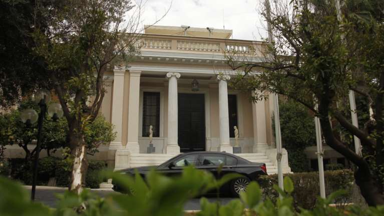 Μαξίμου: Η ΝΔ ομολογεί ότι χρειάζεται το μανδύα των μνημονίων