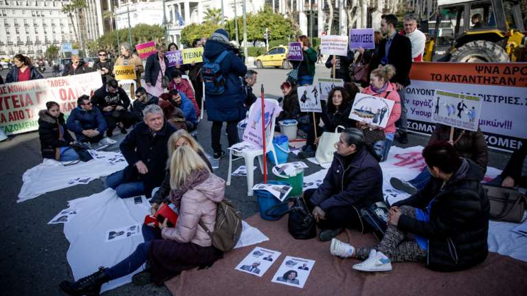 Καθιστική διαμαρτυρία στη Βουλή από καθαρίστριες του Δρομοκαΐτειου (φωτό)