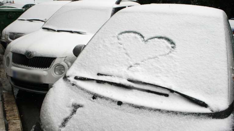 Πέφτει 10 βαθμούς η θερμοκρασία, χιόνια και στην Αττική