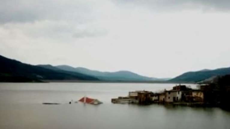 Λίγο πριν βυθιστεί χωριό στην Κρήτη μέσα στα νερά φράγματος (βίντεο)