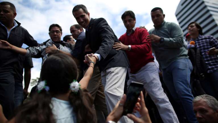 Ο Γκουαϊδό μεταβαίνει στα σύνορα με Κολομβία-Ακύρωσε πτήσεις η Air France